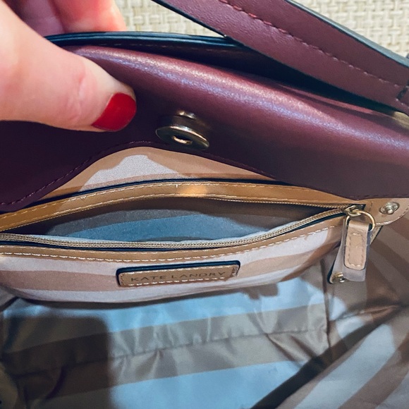 🌟3xHP🌟NWOT Kate Landry Burgundy Faux Leather & Suede Tote w/ Gold Floral - Picture 11 of 13